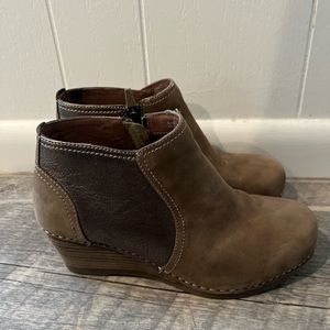 Dansko Women’s Brown Pull Up Boots